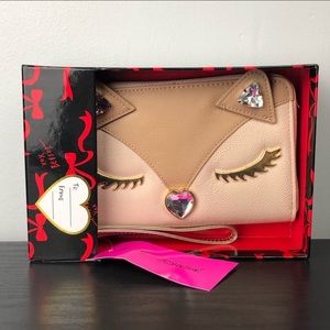 Betsey Johnson Kitsch wallet cream